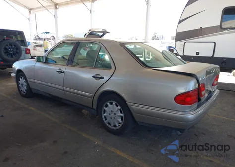 1999 Mercedes-Benz E 320 z USA, uszkodzony, nr VIN WDBJF65H6XA875803